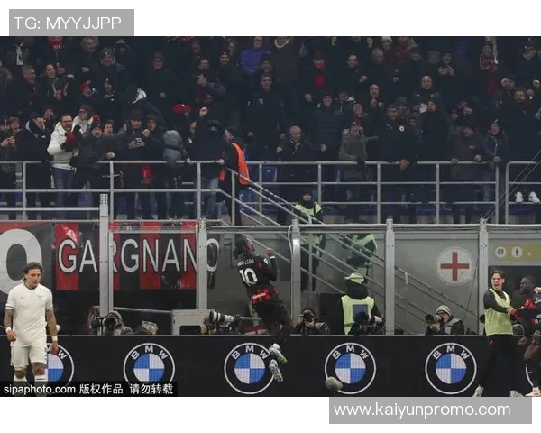 莱奥庆祝被加比亚拦截福法纳及时帮他整理衣领